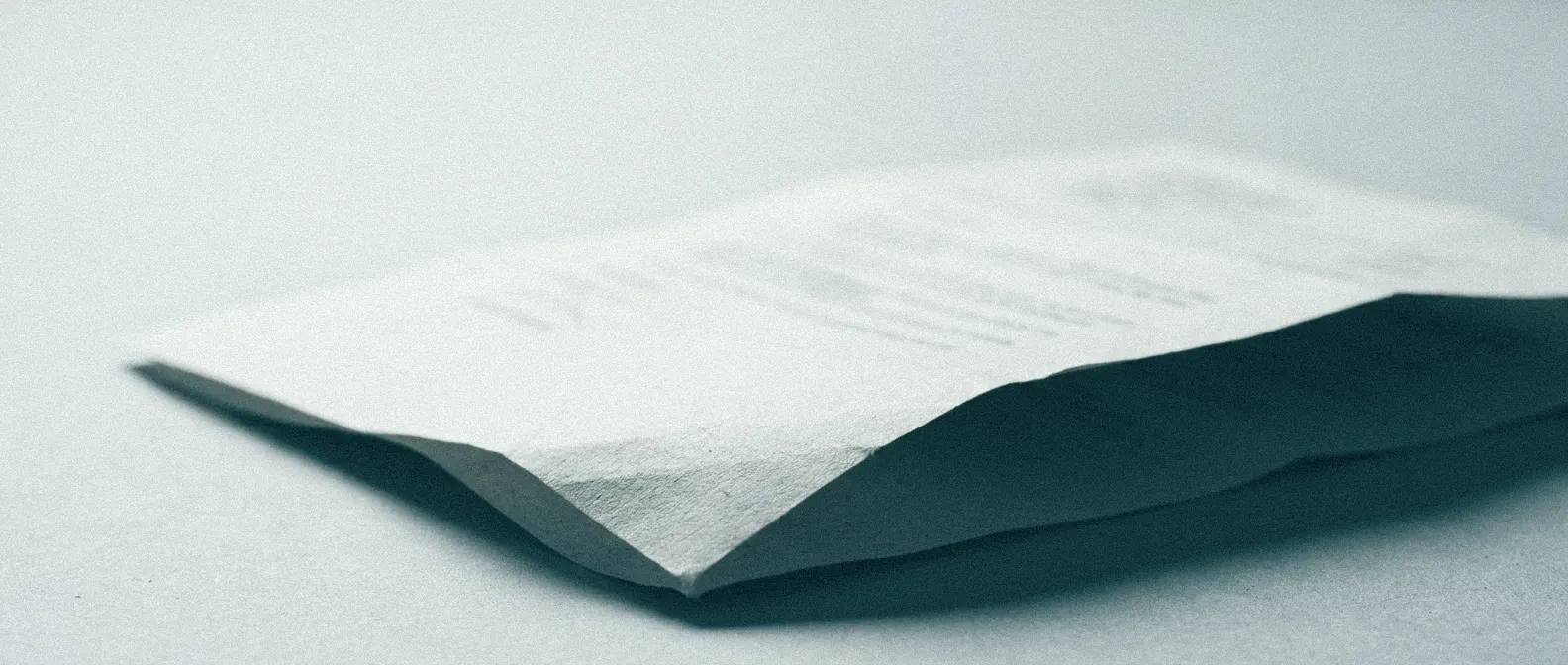 Gefalteter Arztbrief auf Papier